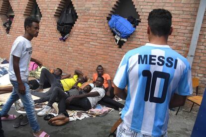 Refugiados descansan fuera de la catedral de Sant'Antonio en Ventimiglia, Italia.