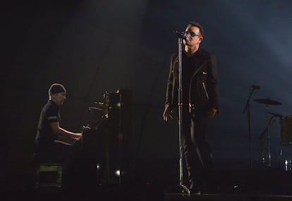 U2 decidió acompañarse por un quintento de cuerda para su actuación en directo en el escenario del The SSE Hydro de Glasgow.