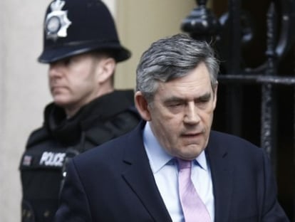 El primer ministro británico, Gordon Brown, a su salida de Downing Street.