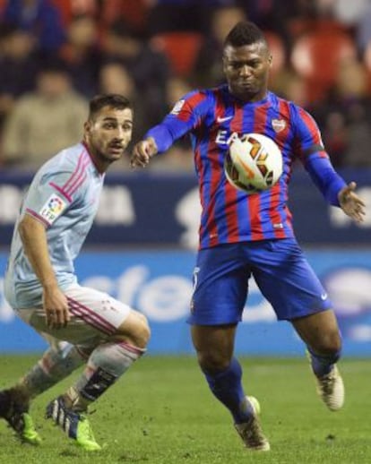 Uche intenta controlar el balón ante Jony.