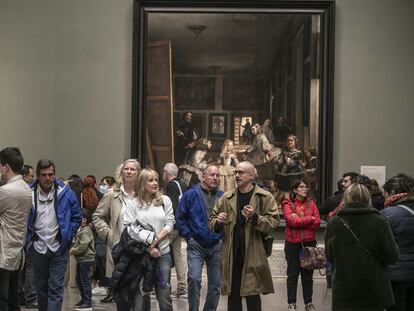 Este miércoles, cuando entró en vigor el fin de las mascarillas en interiores, la mayoría del público vespertino que contemplaba 'Las Meninas' en el Museo del Prado ya no la llevaba.