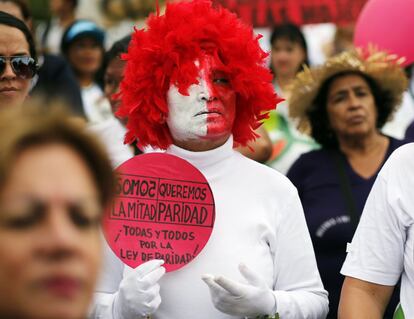 Manifestación en Asunción (Paraguay) frente al edificio del Congreso Nacional exigiendo el derecho a la igualdad.