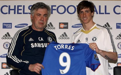  Carlo Ancelotti y Fernando Torres, durante su presentación como jugador del Chelsea, el 4 de febrero de 2011.