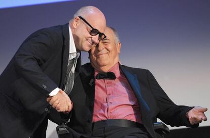 Bertolucci, en su silla de ruedas, felicita al director italiano Gianfranco Rosi tras ganar el León de Oro por su película 'Sacro GRA', en Venecia (Italia), el 7 de septiembre de 2013. En la edición número 70 del Festival Internacional de Cine de Venecia, Bertolucci participó como jurado, 6 años después de haber sido galardonado en 2007 con el León de Oro al trabajo de toda una vida.