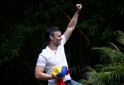 Leopoldo López, após deixar a prisão neste sábado.