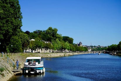 Travesía en barco por el río Mayenne, entre exclusas, bosques y pueblos.