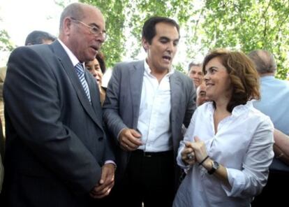 La portavoz del PP en el Congreso, Soraya Sáenz de Santamaría, en un acto electoral en Córdoba, junto al candidato a la alcaldía cordobesa, José Antonio Nieto, y Manuel Reina (a la izquierda), candidato del PP y padre del portero de la Selección española y actualmente del equipo inglés del Liverpoll, Pepe Reina.