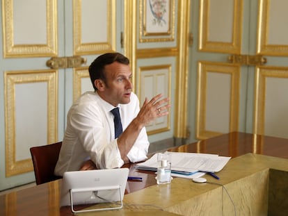 Emmanuel Macron en una videoconferencia con la viróloga Françoise Barre-Sinoussi, el 16 de abril.