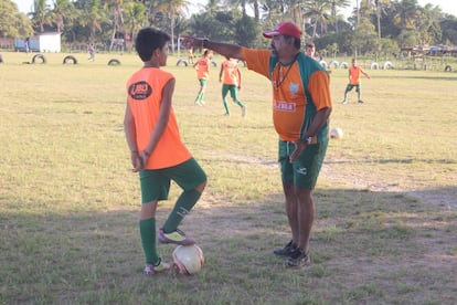 O primeiro treinador de Diego, Flávio Machado, orienta jovem atleta em Lagarto.