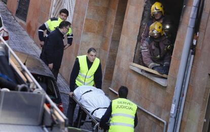 Los bomberos intervienen en la zona afectada.