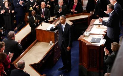 Obama, lanza un beso a su mujer, Michelle Obama, sentada en la tribuna de invitados.