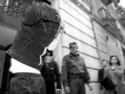 B 33937 - (13.4.2000) - Color - Comisaria Via Layetana de Bcn. : Detenidos por el asesinato en la Villa Olimpica pasan a disposición judicial - Foto : Jordi Roviralta -