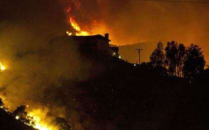 Un incendio amenaza las viviendas de San Marcos, California.