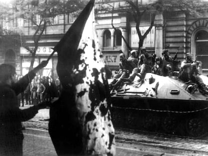 Un checo muestra una bandera ante los tanques soviéticos que aplastaron la 'primavera de Praga'.
