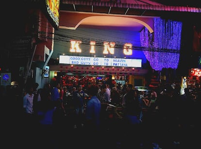 &ldquo;Los chicos buenos van al cielo. Los chicos malos van a Pattaya&rdquo;. As&iacute; reza uno de los letreros de un bar de la calle peatonal de la ciudad. Antiguamente era un pueblo de pescadores, pero creci&oacute; y ahora tiene enormes rascacielos por toda la costa.
 