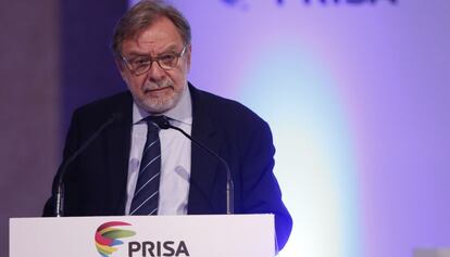 Juan Luis Cebrian durante su intervención en la junta de accionistas de Prisa, en el Teatro Real de Madrid.
