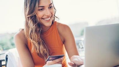 Una mujer comprando online desde su portátil.