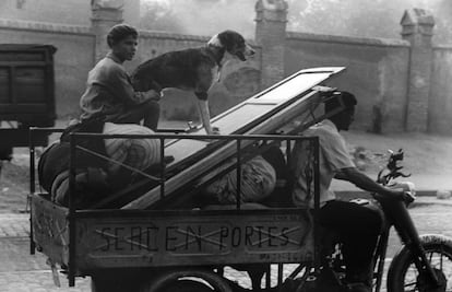 'Se acen-portes', (1955 -1956). La fotografía de Ontañón tiene como referencia el mundo obrero y las clases más humildes, de las que él mismo procedía.