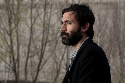 Alejandro Requeijo, escritor y autor del libro Invasión de campo, delante del terreno donde estaba el estadio Vicente Calderón en Madrid.
