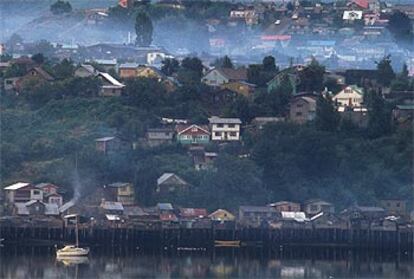 La pesca y el cultivo de musgo destacan en la actividad económica de Chiloé, la isla del sur de Chile en la que una lluvia fina descarga de forma casi permanente.