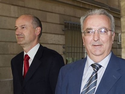El exconsejero de Empleo Antonio Fernández junto a su abogado, en los juzgados sevillanos.