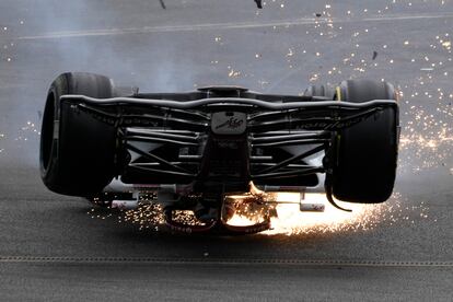 El coche de Zhou atraviesa la pista de Silverstone.