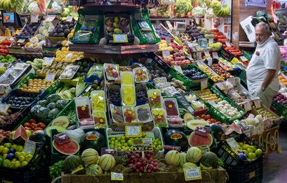 Un puesto del mercado de Triana en Sevilla, este jueves.