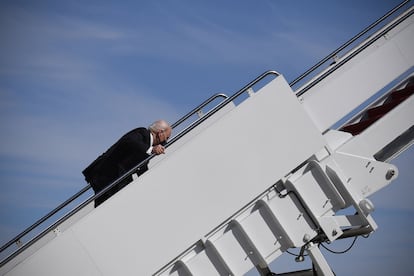 O presidente dos EUA, Joe Biden, tropeça ao subir as escadas do Air Force One, nesta sexta-feira em Maryland.