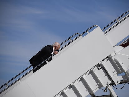 O presidente dos EUA, Joe Biden, tropeça ao subir as escadas do Air Force One, nesta sexta-feira em Maryland.