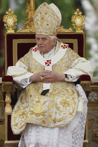 El papa Benedicto XVI, ayer, durante la ceremonia eclesiástica en la plaza de San Pedro en Roma.