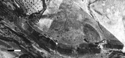 Foto aérea realizada en el vuelo americano de 1956, en el que se divisa el yacimiento antes de que una carretera lo atravesara en 1970.