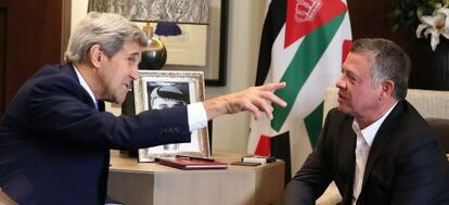 El rey Abdal&aacute; de Jordania recibe al secretario de Estado de EE UU, John Kerry.