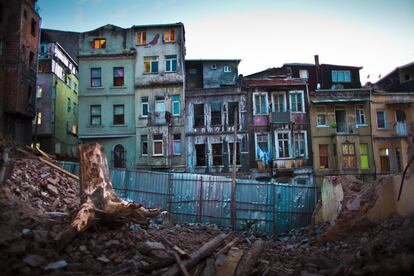 Vista de un edificio demolido del barrio de Tarlabasi.