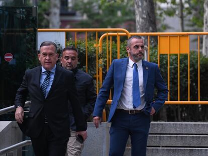 El teniente coronel de la Guardia Civil, David Oliva, a su salida de la Audiencia Nacional, a 12 de abril de 2023, en Madrid