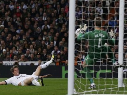 Manchester United&#039;s goalkeeper David De Gea (r) saves a shot by Real Madrid&#039;s Fabio Coentr&atilde;o.      
