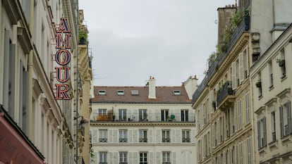 Un cartel amoroso junto a la Rue des Martyrs en París.