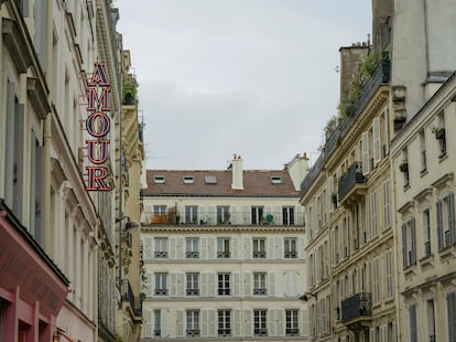 Un cartel amoroso junto a la Rue des Martyrs en París.