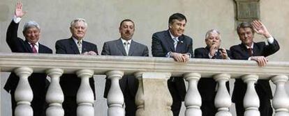 De derecha a izquierda: los presidentes de Ucrania, Víktor Yúshenko; Polonia, Lech Kaczynski; Georgia, Mikheil Saakashvili; Azerbayán, Ilham Aliyev; Lituania, Valdas Adamkus, y el enviado especial de Kazajistán, Lyazzat Kiinov, saludan ayer desde un balcón del castillo de Wawel, en Cracovia.