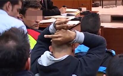 Un miembro de la banda Casuals hace una peineta durante el juicio en la Audiencia Nacional.