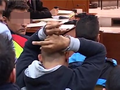 Un miembro de la banda Casuals hace una peineta durante el juicio en la Audiencia Nacional.