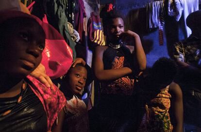 Habba Stevens, en el centro de la imagen, junto a varias de sus compañeras en el cobertizo del barrio de Mabella (Freetown, Sierra Leona) donde viven. Son menores en situación de prostitución. La organización católica Don Bosco calcula que existen unas 750 niñas atrapadas en esta realidad. 

