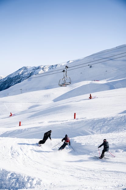Esquiadores en una de las pistas de la estación de Piau-Engaly (Francia).