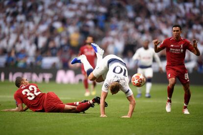 Harry Kane, del Tottenham, y Joel Matip, del Liverpool, disputan un balón.