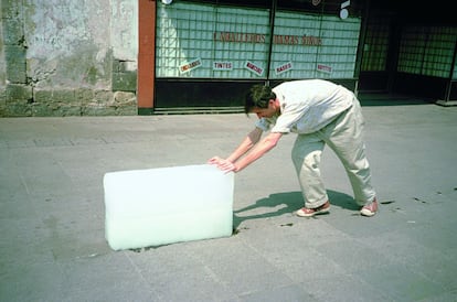 'Paradojas de la praxis', 1997, obra de Francis Alÿs.