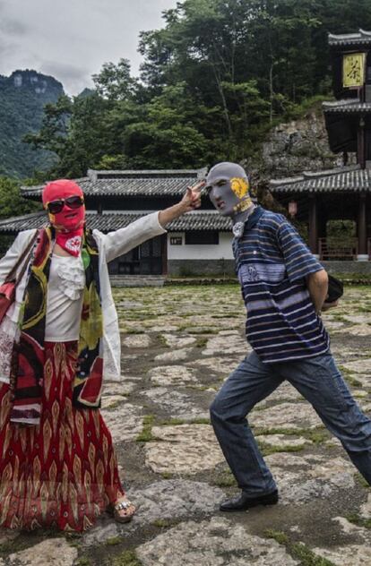 El 'facekini' también ha salido de las playas. Hoy es una prenda que se veen todo tipo de lugares turísticos al aire libre, desde templos budistas hasta la Gran Muralla. En la imagen, dos turistas chinos ataviados con 'facekinis' en un templo de la provincia de Jiangsu, cerca de Shanghái (China).