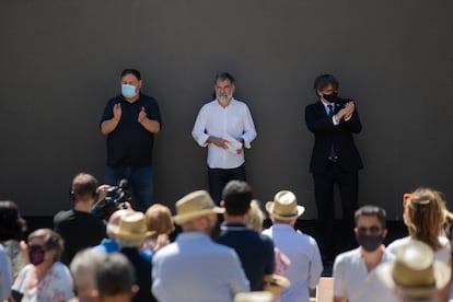 Desde la izquierda, Oriol Junqueras, Jordi Cuixart y Carles Puigdemont, durante el acto de celebración de los 60 años de Òmnium Cultural el pasado 16 de julio, en Elna (Francia).