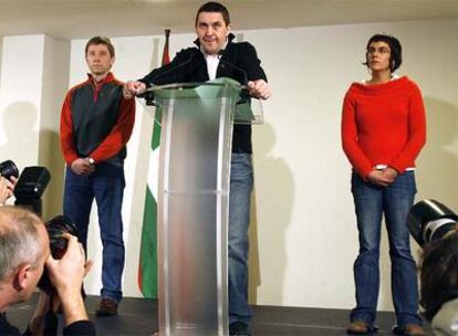 Arnaldo Otegi, Rufi Etxeberria y Arantxa Santesteban, durante la lectura de la declaración en Donosti.