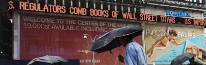 Los transe&uacute;ntes de Times Square observan los titulares sobre la crisis de las subprime, en 2007. 