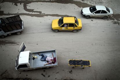 El cadáver de civil en el exterior del hospital Dar al-Shifa en Alepo donde fue llevado por su familia en una camioneta. Fue alcanzado por un francotirador. Esta imagen forma parte de la serie ganadora del XVII Premio Luis Valtueña de Fotografía Humanitaria Médicos del Mundo. La exposición donde se podrá ver el trabajo del galardonado y los otros tres finalistas se podrá visitar a partir del 21 de enero en el espacio CentroCentro de Madrid.