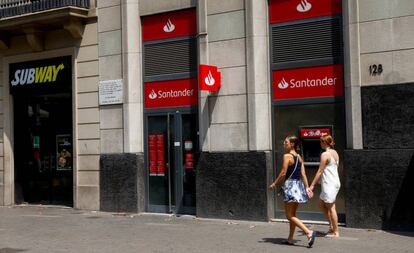 Vista de la oficina bancaria del Banco de Santander. EFE/Quique Garcia/Archivo